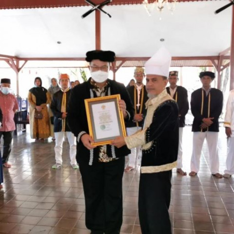 Rektor IPB Dapat Gelar Kehormatan Joguru Malamo dari Sultan Ternate
