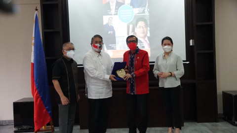 Menkumham Yasonna Laoly Raih Penghargaan dari Presiden Filipina