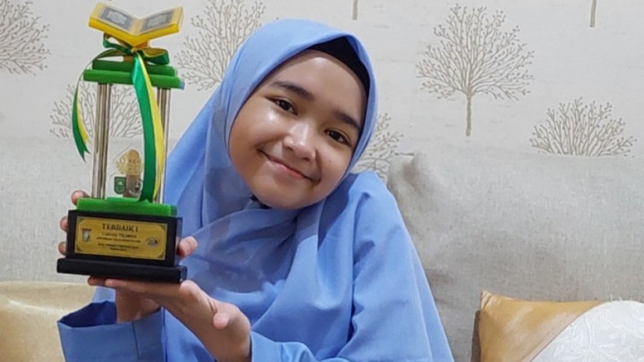Siswi MTsN 1 Pekanbaru Juara 1 MTQ Internasional di Qatar