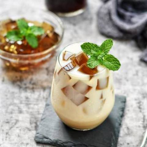 Intip cara buat es cincau dengan susu yang segar dari Endeus TV berikut ini. (Foto: Dok. Endeus TV)