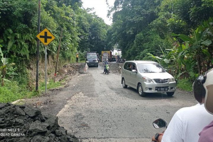 Ruas Jalan Sampay-Cikulur Lebak Banten Ambles
