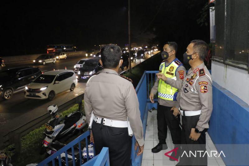Dirgakkum Korlantas Polri Brigjen Pol Aan Suhanan melakukan patroli di di Pos Pengamanan Rest Area KM 62 B tol Jakarta Cikampek, Senin (28/2/2022) malam. (ANTARA/HO-Humas Korlantas Polri)