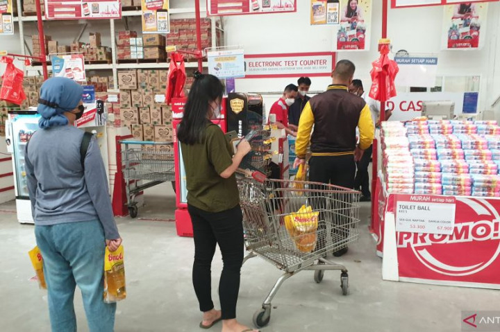 Warga Palembang Masih Sulit Dapat Minyak Goreng Sesuai HET