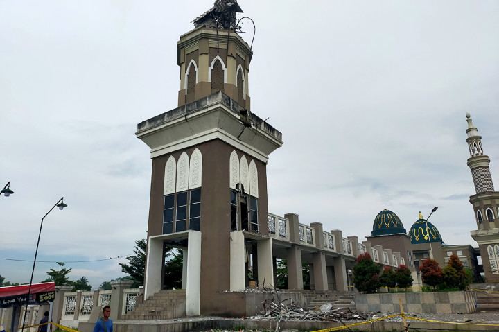 Menara Masjid di Tasikmalaya Roboh Timpa Warung dan Sepeda Motor