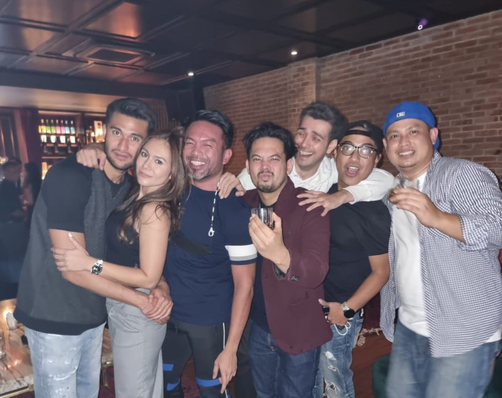 Wulan Guritno Asyik Dipeluk Pria Lain di Pesta Ultah Mantan Suami