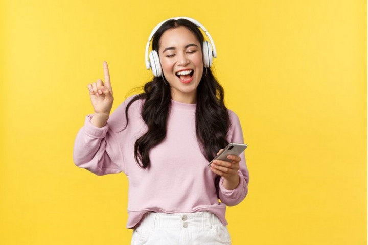 Kerap Digunakan saat Pandemi, Ini 5 Tips Aman Memakai Headphones atau Earbuds