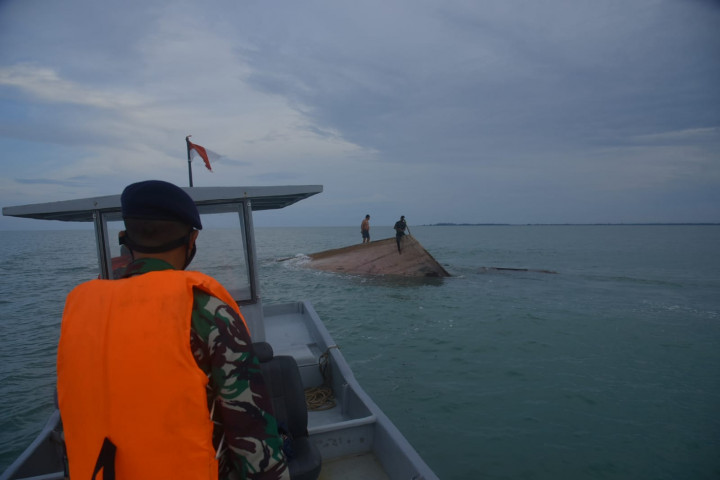 TNI AL Evakuasi ABK Kapal Ikan yang Tenggelam di Aceh Timur