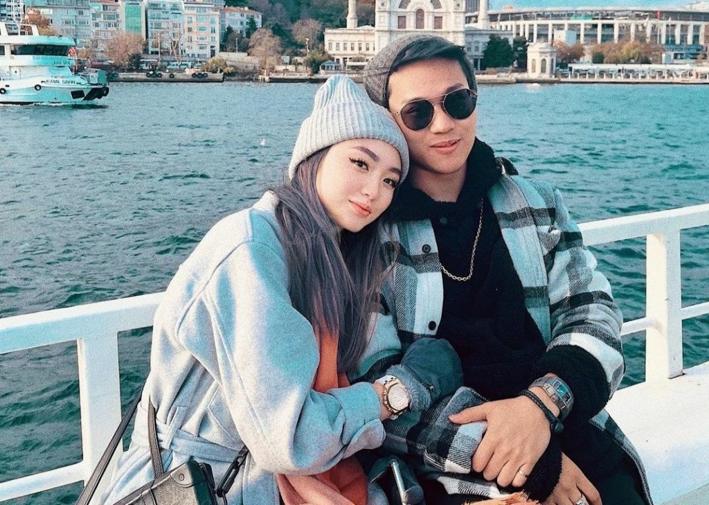 Indra Kenz bersama sang kekasih Vanessa Khong (foto: instagram)