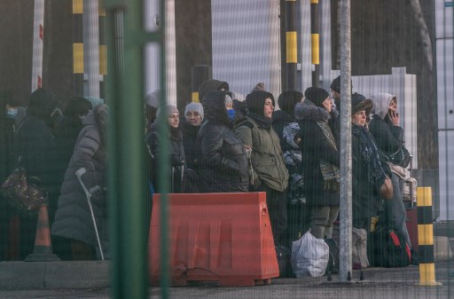 Pengungsi Ukraina menunggu di perbatasan untuk menyeberang ke negara tetangga. (Foto: AFP)