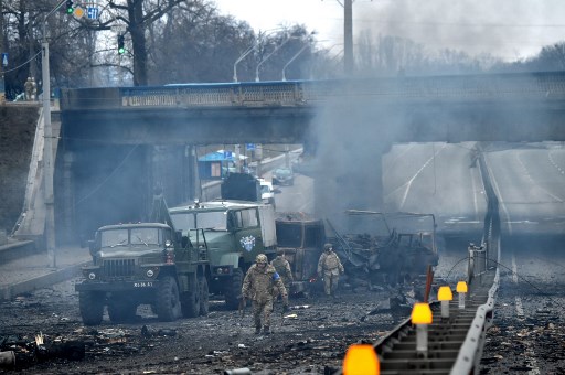 Pasukan Ukraina yang memberikan perlawanan terhadap tentara Rusia di Kiev. Foto: AFP