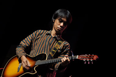 Eross Candra: Lagu Hit Sheila On 7 Dibuat dengan Gitar Rp40 Ribu