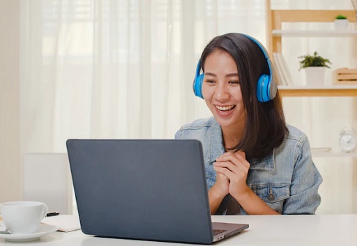 Penggunaan headset saat meeting online maupun aktivitas lain perlu dibatasi. (Foto: Ilustrasi. Dok. Freepik.com)