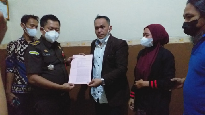 Nurhayati Pingsan Saat Terima Surat SKP2 dari Kejari Cirebon