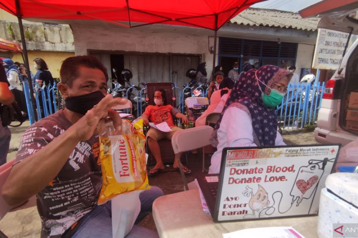 Warga Donor Darah di Palembang Dapat Hadiah Minyak Goreng