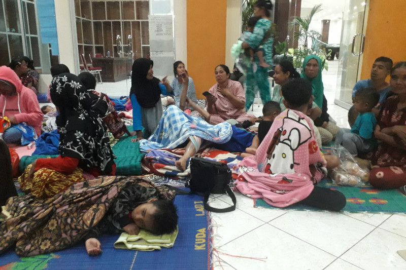 Warga Kajai dan Pinagar Kabupaten Pasaman Barat, Sumbar mengungsi ke teras Kantor Bupati Pasaman Barat karena khawatir terjadi banjir bandang Sungai Batang Nango, Senin (28/2) malam. ANTARA/HO-Dokumentasi pribadi