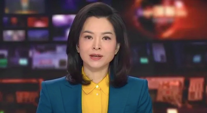 Presenter Tiongkok memakai baju berwarna bendera Ukraina/CCTV4