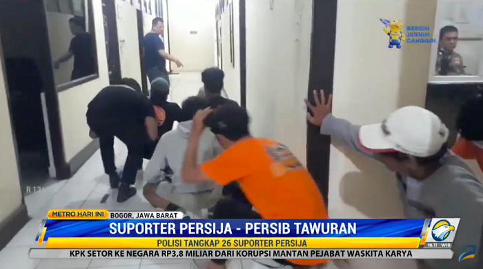 Suporter Persija-Persib tawuran di Bogor. Foto: Dok/Metro TV