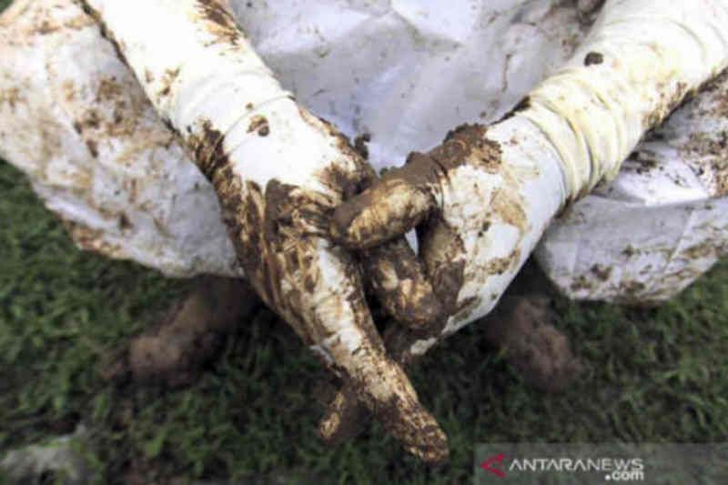 Dokumentasi - Petugas beristirahat setelah memakamkan jenazah sesuai dengan protokol pencegahan COVID-19 di Tempat Pemakaman Umum (TPU) Kelurahan Paoman, Indramayu, Jawa Barat, Kamis (24/6/2021). (ANTARA FOTO/Dedhez Anggara/agr)