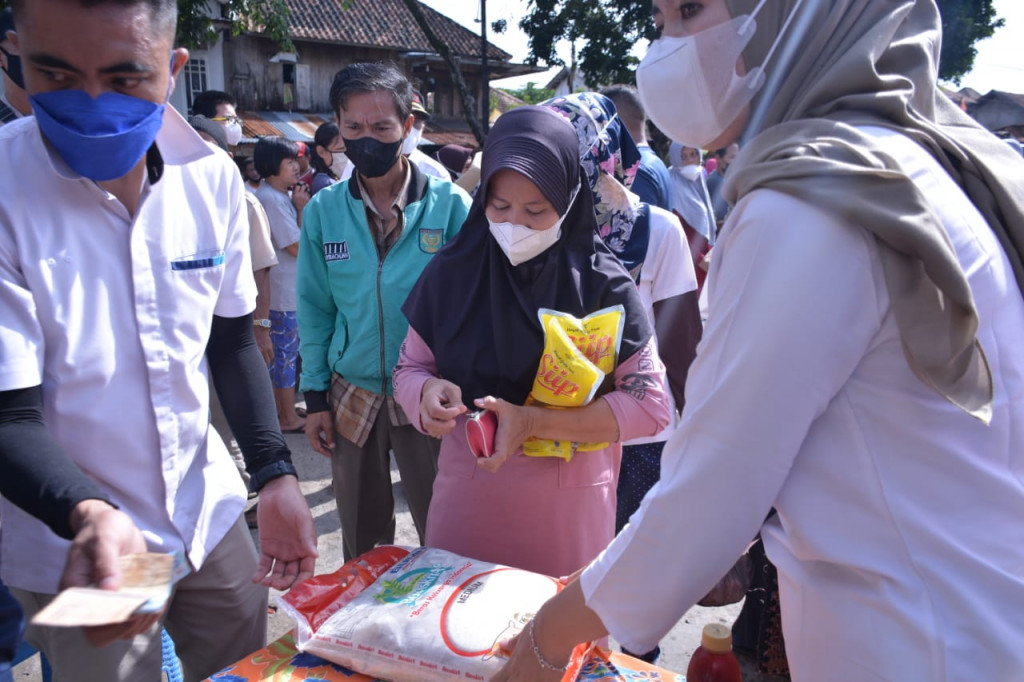 Pemkot Palembang mengelar operasi pasar minyak goreng murah di Kecamatan Ilir Timur II. Foto: Istimewa