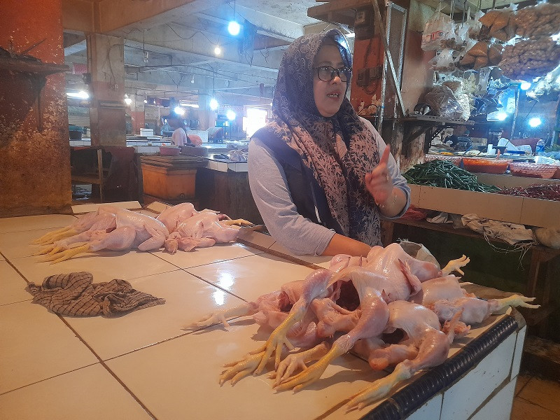 Siti Asrap, 53, pedagang ayam potong di Pasar Serpong