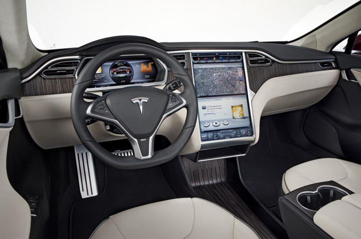 Keren, Tesla Sediakan fitur Karaoke Di Mobil