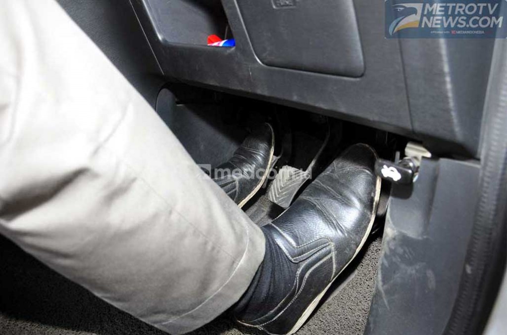 Ilustrasi 3 pedal transmisi manual. Ford