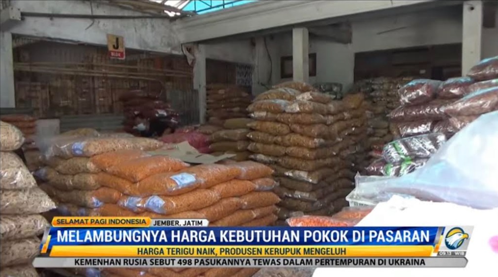 Agar tetap untung, peraji terpaksa menaikkan harga kerupuk mentah antara Rp3 ribu hingga Rp4 ribu per bal. Metro TV