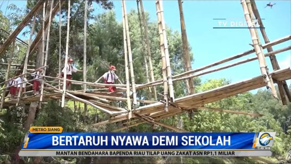 Sebuah jembatan bambu berkondisi memprihatinkan membentang sepanjang 30 meter di atas Sungai Balusu, Toraja Utara, Sulawesi Selatan. Metro TV