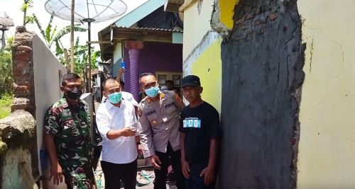 Polisi dan petugas kecamatan memeriksa lokasi musola yang dibongkar (Foto / Metro TV)