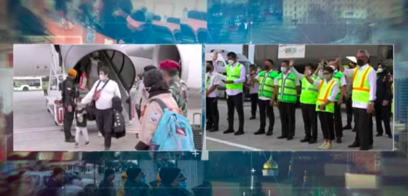 Menlu Retno Marsudi menyambut WNI yang dievakuasi dari Ukraina tiba di Jakarta. Foto: Kemlu.go.id