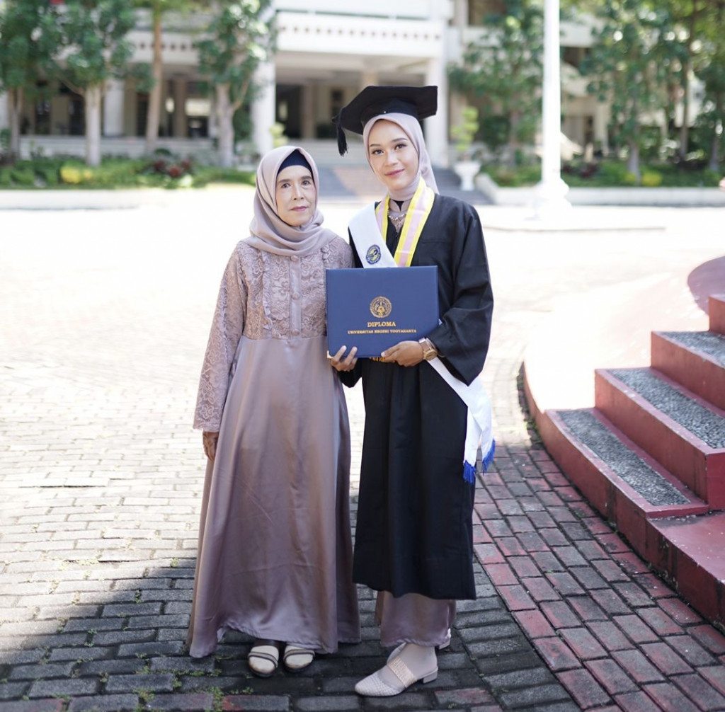 Mahasiswa UNY Novita Dewi dan ibunya saat wisuda. DOK UNY