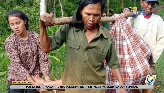Kondisi ini sangat membahayakan sang ibu juga warga karena kondisi jalan yang licin. Metro TV