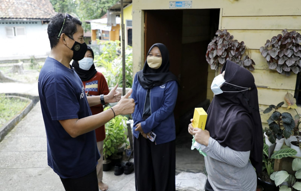  Sandiaga memberikan bantuan kepada pelau UMKM di Jambi. Istimewa