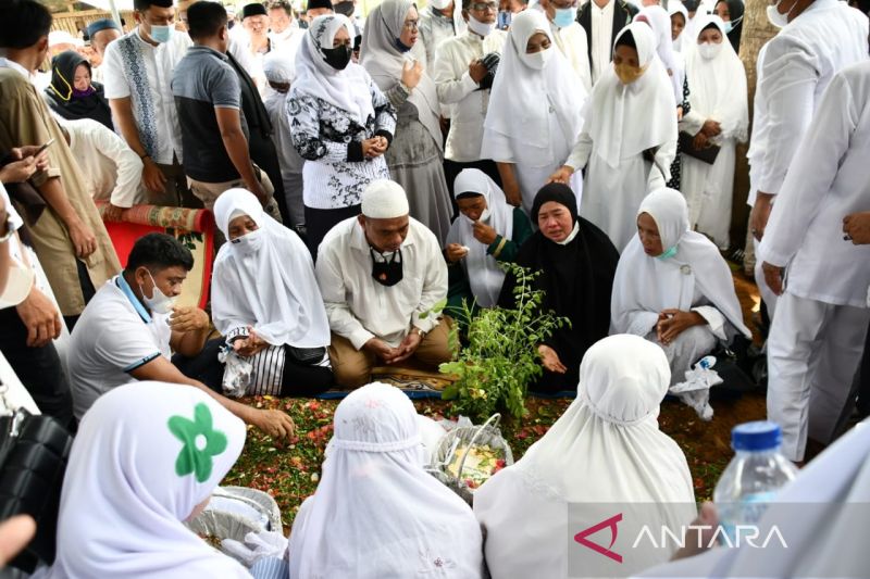  Proses pemakaman Bupati Gorontalo Utara Indra Yasin. ANTARA/Susanti Sako