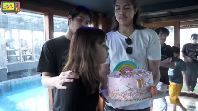 Dul Kaget Maia Estianty Kirim Kado untuk Anak Mulan Jameela