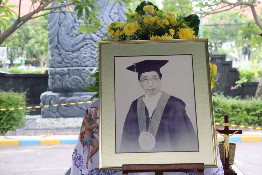 Almarhum Prof Dr FX Arif Adimoelja dr MSc SpAnd(K). Foto: UNAIR