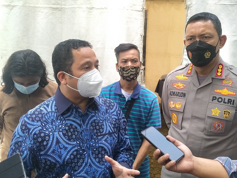Wali Kota Tangerang Arief R Wismansyah bersama Kapolres Metro Tangerang Kota Kombes Komarudin saat mendatangi rumah Pokja Wartawan Harian Tangerang Raya.