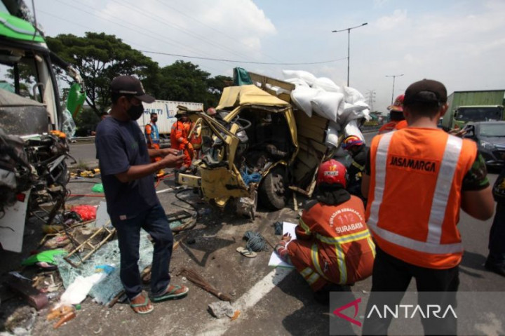 Penumpang Depresi Rebut Kemudi Bus di Tol Dupak Surabaya, 2 Orang Tewas