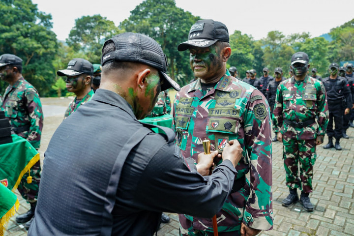 Pangkostrad dan Pati Kostrad Terima Penyematan Brevet Kehormatan Intai Tempur