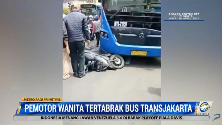 Pemotor Tertabrak Bus TransJakarta, Beruntung Hanya Luka Ringan