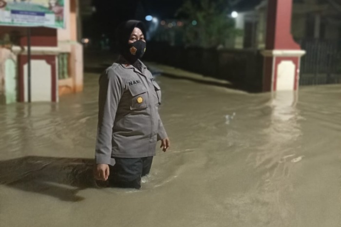  Petugas kepolisian saat memantau banjir di Kecamatan Waled, Cirebon, Jawa Barat. Dokumentasi/ istimewa
