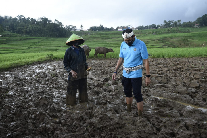 Menparekraf Sandiaga Beri Bantuan ke Petani di Majalengka