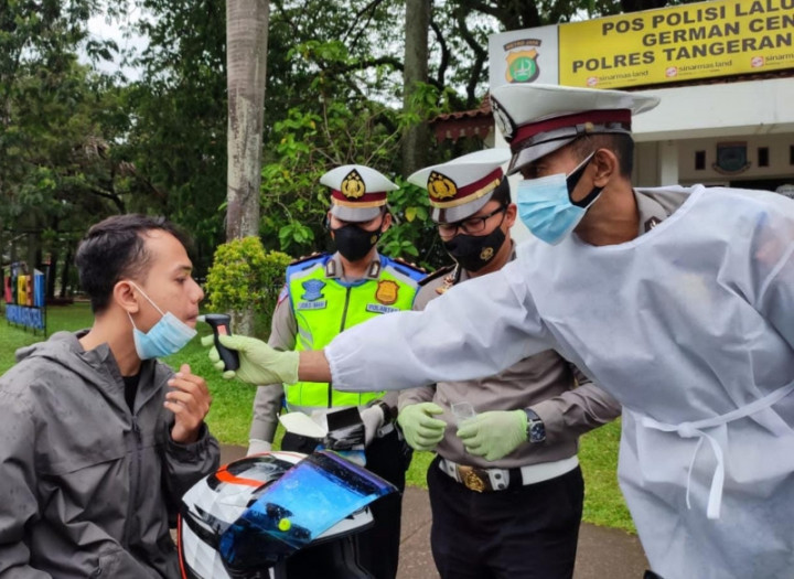 Polres Tangerang Selatan Periksa Pengendara yang Konsumsi Alkohol