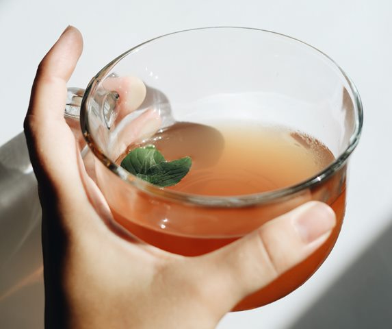 Ini manfaat peppermint tea untuk kesehatan dan kulit bersinar. (Foto: Ilustrasi/Unsplash.com)