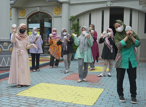 McDonald’s juga turut berbagi kebahagiaan dengan membagikan paket sarapan kepada 2000 guru dari 203 sekolah di seluruh Indonesia. (Foto: Dok. McDonald's Indonesia)