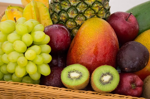 Selain memenuhi kebutuhan cairan dengan banyak minum air putih, kamu juga perlu menambah serat dengan mengonsumsi buah-buahan. (Foto: Ilustrasi. Dok. Unsplash.com)