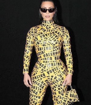 Tampilan Unik Kim Kardashian dalam Balutan Pita Kuning di Paris Fashion Week 2022