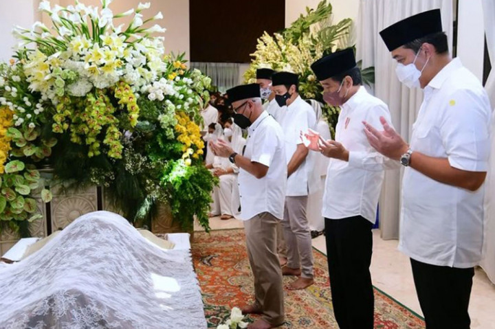 Jokowi Takziah ke Rumah Duka Almarhum Arifin Panigoro