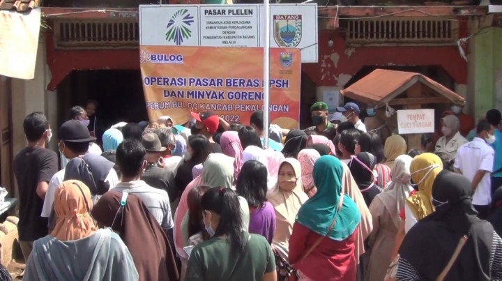 Demi Minyak Goreng, Warga Rela Berdesakan di Pasar Plelen Jateng