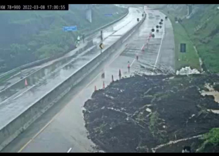 Jalan Tol Pandaan-Malang Longsor